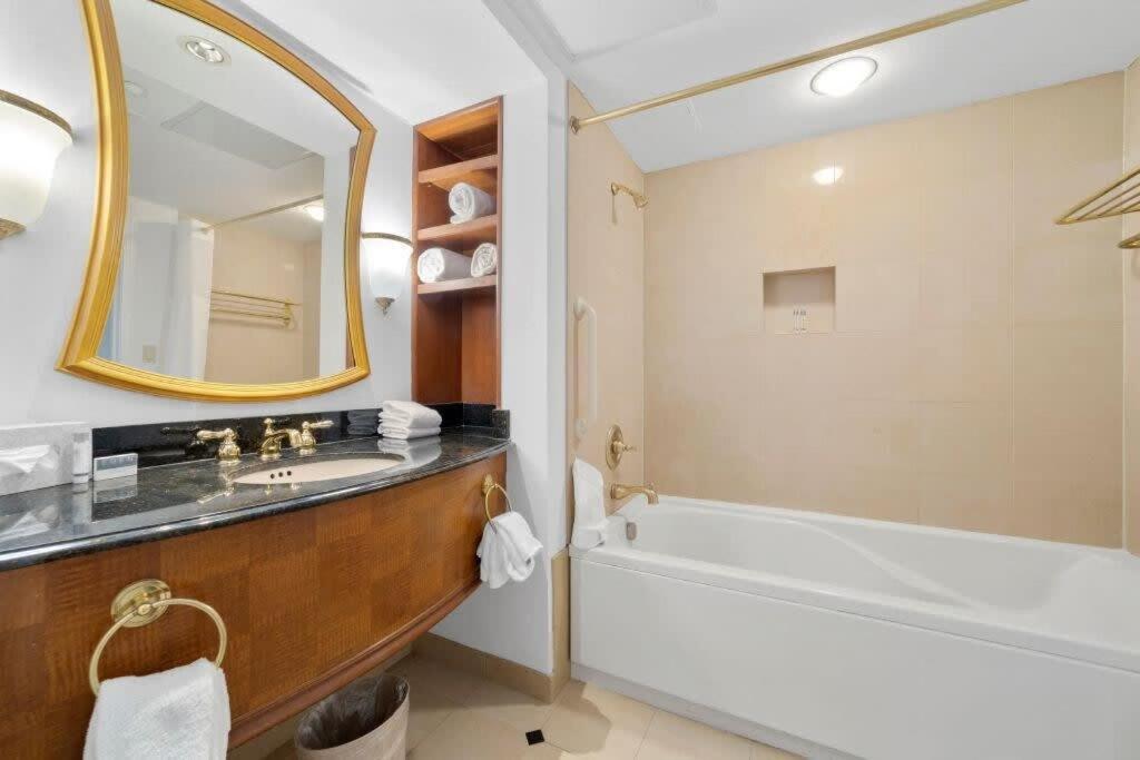 Apartment Bold Boardwalk 2br 3ba By Cozysuites *